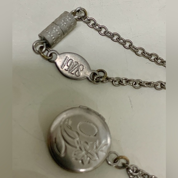 Vintage 1928 Silver Tone Hinged Lidded Locket Necklace - Picture 10 of 12